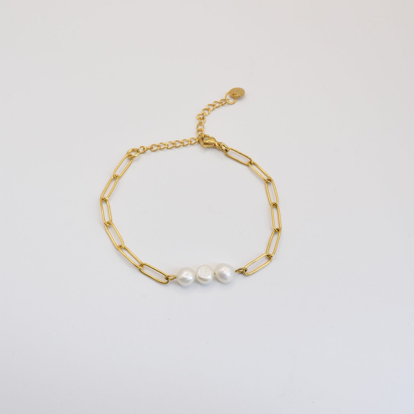 The Salty Dreamers Bracelet | Paperclip Pearly Gold features a gold stainless steel paperclip chain, three freshwater pearls at the center, and an adjustable clasp, shown on a plain white background.