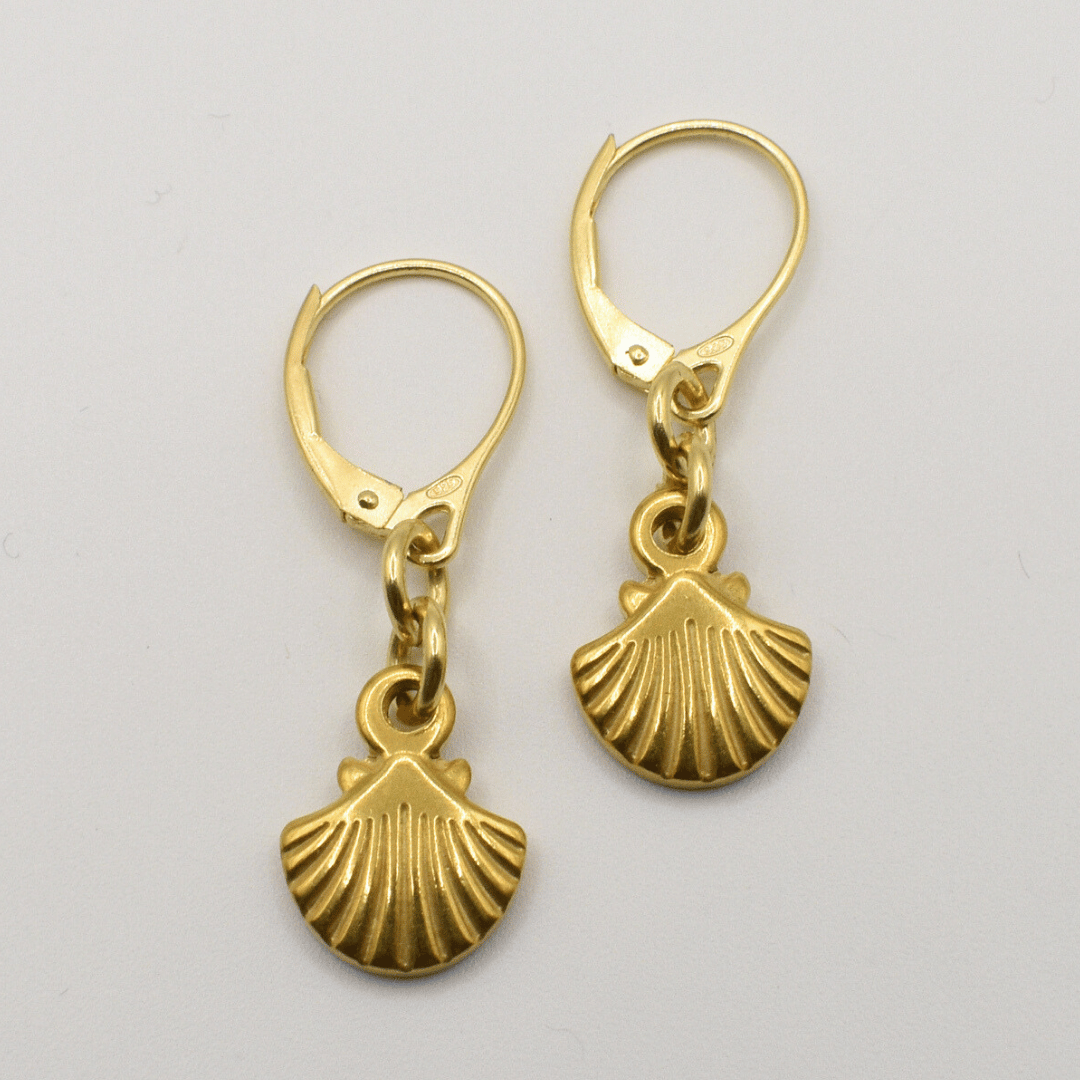 Salty Dreamers Ohrringe Gold Muschel aus vergoldetem 925er Silber: Goldene Muschel-Anhänger an Leverback-Haken auf strukturiertem Stoff, handgemachter Strandschmuck.