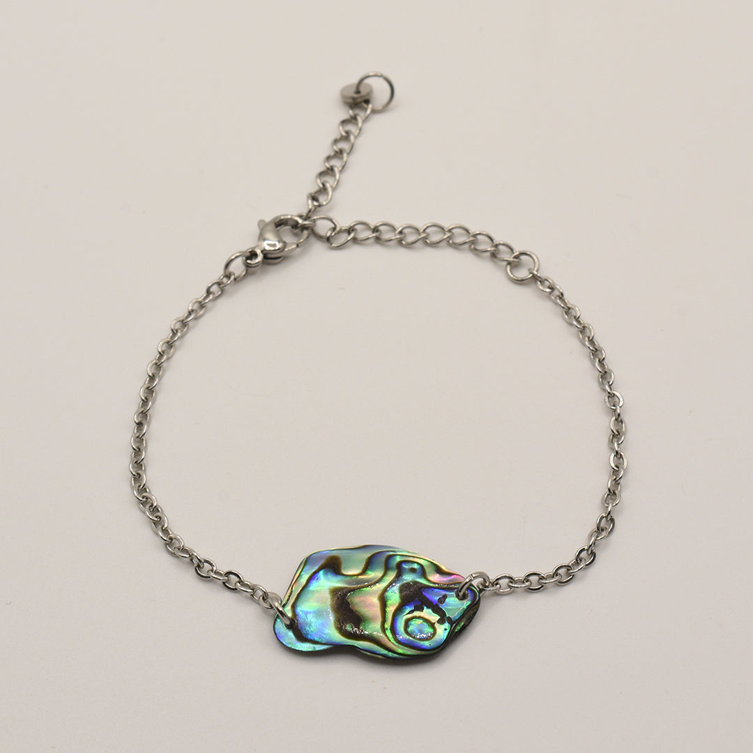 The Paua Shell Tumanako bracelet by Salty Dreamers is a handmade piece featuring a colorful pāua shell pendant, inspired by New Zealand jewelry traditions.