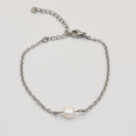 The Salty Dreamers Bracelet | Cutie Pearly Silver is a handmade piece featuring a single white pearl bead on a silver chain, shown against a plain white background.