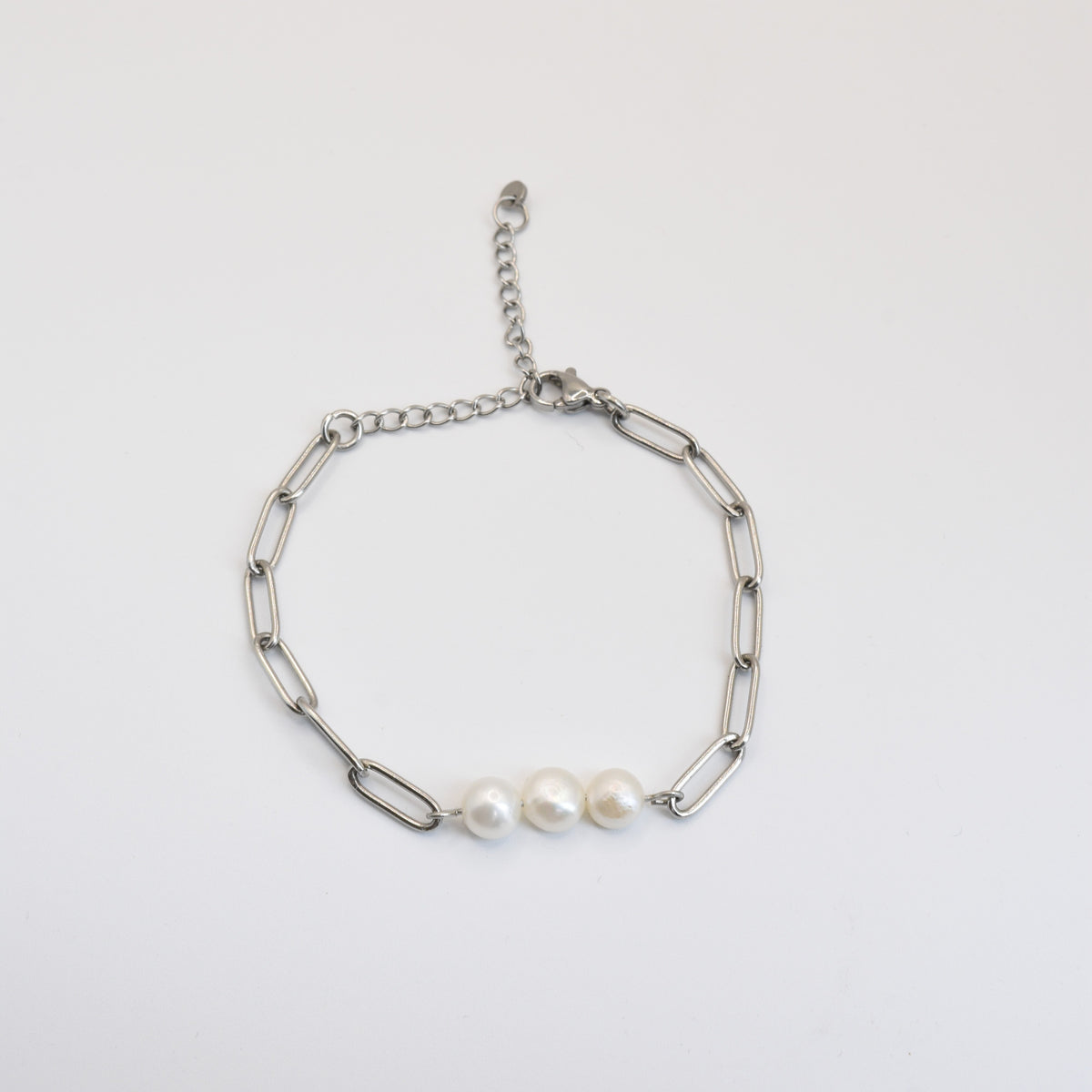 Armband Paperclip Pearly Silber: silberne Paperclip-Kette mit drei Süßwasserperlen, handgemacht in Kiel