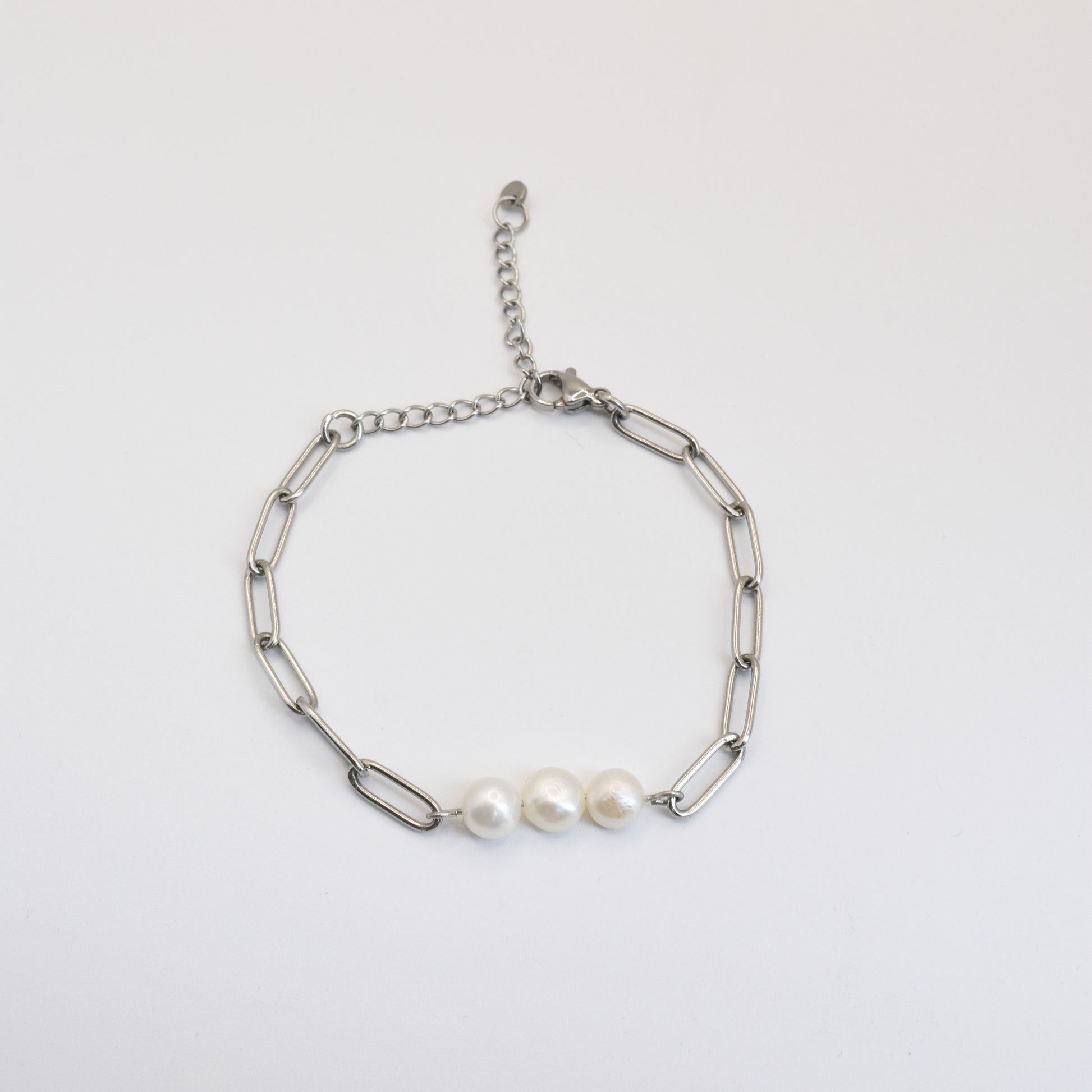 The Salty Dreamers Bracelet | Paperclip Pearly Silver features a silver chain with three freshwater pearls, shown on a white background—ideal as a handmade pearl bracelet or chic surfer jewelry.
