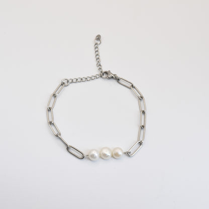 The Salty Dreamers Bracelet | Paperclip Pearly Silver features a silver chain with three freshwater pearls, shown on a white background—ideal as a handmade pearl bracelet or chic surfer jewelry.