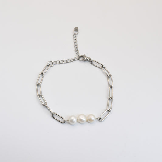 The Salty Dreamers Bracelet | Paperclip Pearly Silver features a silver chain with three freshwater pearls, shown on a white background—ideal as a handmade pearl bracelet or chic surfer jewelry.