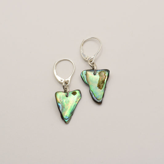 Ohrringe Paua-Muschel Marama in Silber: dreieckige Paua-Muscheln in hellem Grün, handgemacht in Kiel