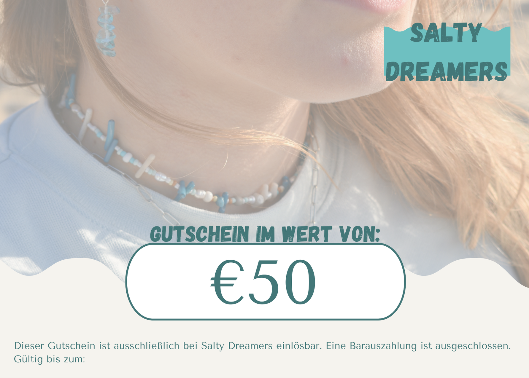 A close-up of a woman wearing Salty Dreamers handmade jewelry with text overlay: Gift Card Salty Dreamers im Wert von €50. Terms and conditions in German at the bottom—ideal for ocean lovers.