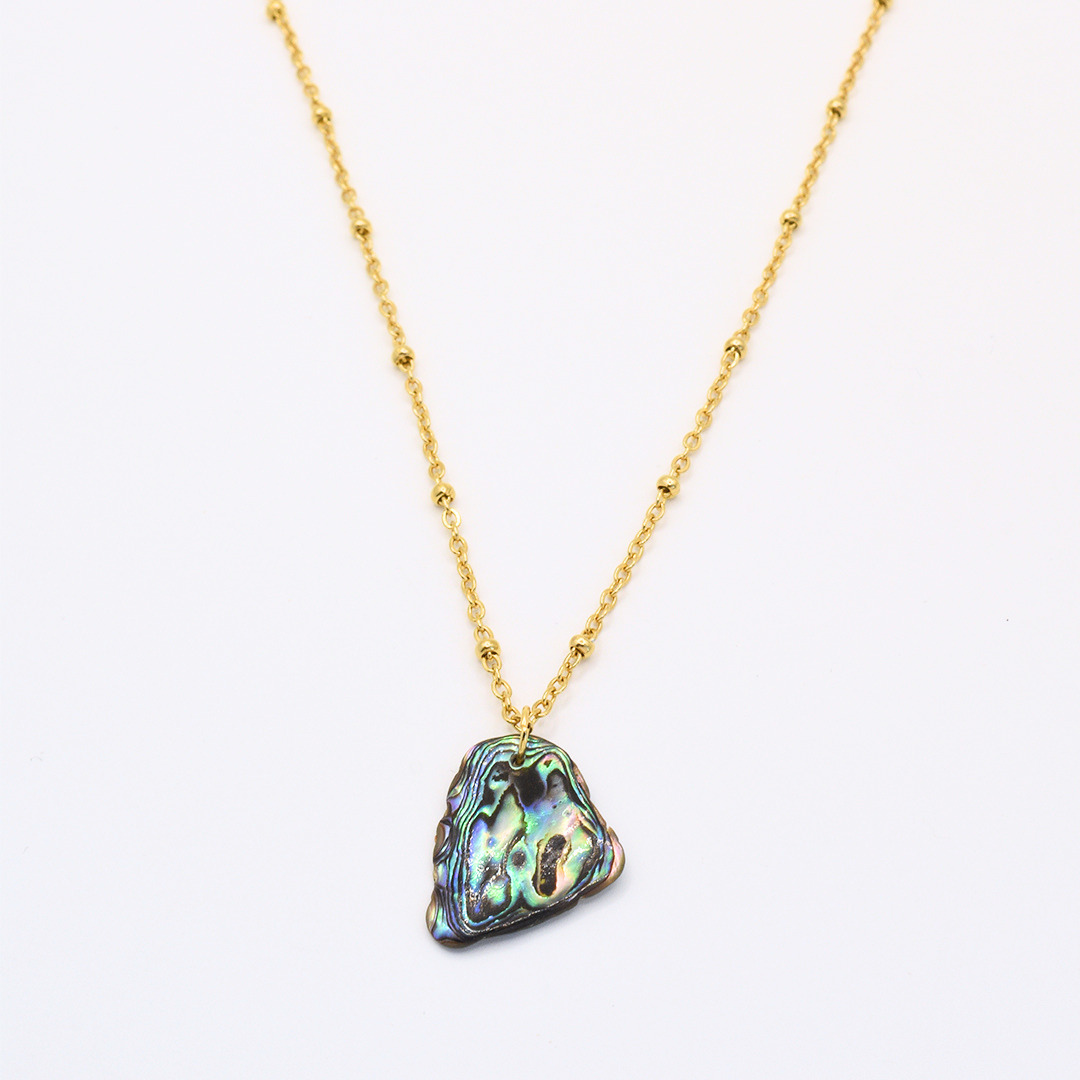 Halskette Paua-Muschel Raumati in Gold: rundliche Paua-Muschel in dunklem Blau, Grün und Violett, handgemacht in Kiel