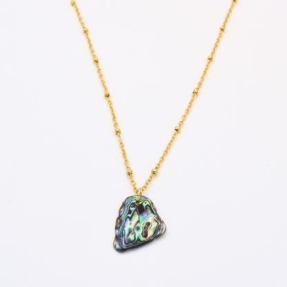 Halskette Paua-Muschel Raumati in Gold: rundliche Paua-Muschel in dunklem Blau, Grün und Violett, handgemacht in Kiel